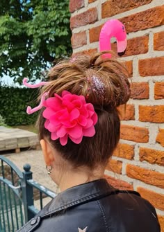 Flamingo summer glitter hairstyle Flamingo Crazy Hair Day, Flamingo Hairstyle, Summer Bun, Flamingo Hair, Kids Easter Hairstyles, Galaxy Hair, Easter Hairstyles For Kids, Fairy Hair