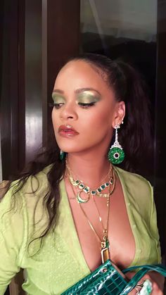 Rihanna Green, Green Eyeshadow Look, Looks Rihanna, Rihanna Looks, Shimmery Eyeshadow, Rihanna Riri, Rihanna Style