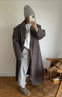 Comfy Nyc Fall Outfits, Trench Coat And Sweatpants, Sweatpants And Trench Coat Outfit, Sweatpants Trench Coat, Wool Trench Coat Outfit, Uggs Outfits, Fashion 23, Outfit With Uggs, Travel Attire