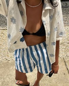 Summer At The Beach Outfits, Surf Fits, Surfing Outfits, Beach Casual Outfit, Simple Beach Outfit, Beach Outfits Women, Beach Summer Outfits, Surfing Style, Look Tropical