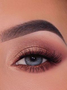 Gorgeous Eyeshadow Looks The Best Eye Makeup Trends – Rose Gold Glam #макияж #макияжнавыпускной #макияжглаз #вечерниймакияж #выпускной #макияждляначинающих #makeup #праздничныймакияж #макияжтуториал Drawing Lipstick, Eye Makeup Trends, Glam Eyeshadow, Gold Eyeliner, Gold Shades, Glam Wedding Makeup, Best Eye Makeup, Makeup Idea, Neutral Eyeshadow