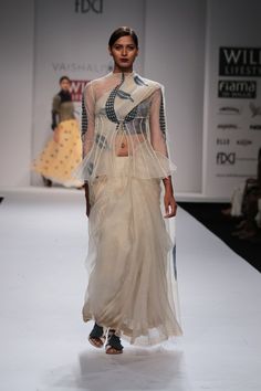 #wifw #wifwaw14 #fdci #wilfw #vaishalis #sheer #elegant #fashion #fashionshow #indian #white #ivory #prints #dress Saree Display, Sari Draping, Blouse Styling, Saree Skirt, Indian Outfits Modern, Modern Blouse, Fashion Show Themes, Stylish Saree, Professional Blouses