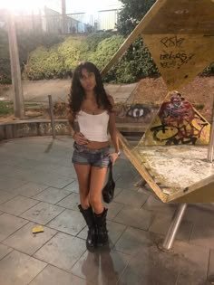 ig: mariju.anaaa_ #ootd #blackboots #fitcheck Shorts With Boots Outfits, Alternative Outfits Grunge, Black Jean Shorts Outfit, Beabadoobee Style, Boots And Shorts, Beabadoobee Outfits, New Era Outfit, Shorts Fit