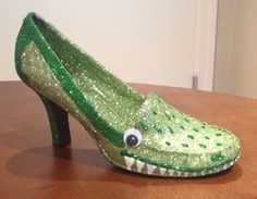 Confessions of a glitter addict - Gator Loafer Muses Shoe Strange Shoes, Weird Shoes, Muses Shoes, Funny Shoes, Mardi Gras Costumes, Creative Shoes, Plungers, Ugly Shoes, Shoe Ideas