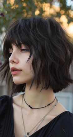 Short Choppy Black Hair, Bob 2024 Haircut, Short Choppy Haircuts With Bangs, Short Haircuts With Bangs And Layers Round Faces, 90s Bob Haircut Grunge, Wavy Bob Bangs, Layers Bob Haircut, Short Hair Cuts With Layers, Messy Bob Hair