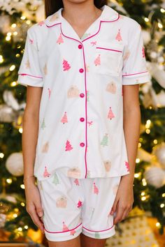 Plan on staying in a lot this holiday season? Or at least plan on staying with family and friends for Christmas eve? Then these pajamas are perfect for you! They are so cute and totally comfy! These classic pjs are going to have you feeling festive and fun this holiday season!
Top
Collared neckline
Button down front closure
Short sleeves
Hot pink piping
Gingerbread pattern
Generous stretch
Bottoms
Elastic waistband
Gingerbread pattern
Generous stretch
Addison is wearing the medium. Gingerbread Pattern, Christmas Pajama Shorts, Christmas Pajamas Kids, Mint Julep Boutique, Holiday Prints, Model Fits, Christmas Pajamas, Pajama Shorts, Staying In