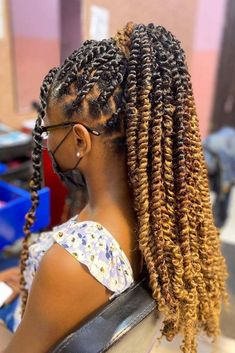 Passion Twists Ponytail Hairstyle, Spring Passion Twist, Passion Twists Hairstyle Natural Hair, Spring Twist Braids Hairstyles, Hairstyles Twist Braid, Big Passion Twists Hairstyle, Twisting Braids Hairstyles, Styling Passion Twist Braids, Long Twist Hairstyles