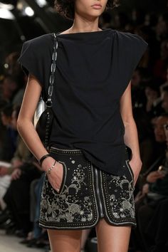 Isabel Marant Spring 2023 Ready-to-Wear https://www.vogue.com/fashion-shows/spring-2023-ready-to-wear/isabel-marant/slideshow/collection#7 Isabel Marant Runway, Isabel Marant Style, Finals Season, Retro Spring, Spring 2023 Ready To Wear, 2023 Ready To Wear Collection, Fest Outfits, Vintage Runway, 2023 Ready To Wear