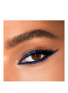 Limitierte Edition Farbverwandelndes, mattes und metallisches Eye Colour Magic Liner Duo in SUPER BLUE. Intensiviere die Farbe deiner Augen und verleihe ihnen mit einem Kajalstrich einen HAUCH von Glitzer!WAS MACHT DIESES PRODUKT SO MAGISCH?. Leicht gleitende Weichmacher für ein gelartiges Auftragen. Kontrastierende Texturen für mehr AUGEN-GLOW. Der Glitzer-Effekt der metallischen Seite intensiviert den Look und lässt deine Augenfarbe funkeln!. 90 % der Benutzer gaben an, dass das Produkt die Blue Kajal Eyes, Blue Eye Shadow Looks, Fancy Makeup Looks, Grafik Eyeliner, Dark Blue Makeup, Eyeliner Bleu, Make Up Eyes, Colour Magic, Prom Eyes