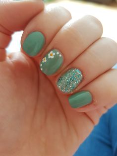 Pretty Summer Nails Short, Nail Design With Daisy, Simple Summer Nails With Glitter, Green Nails With Daisy Design, Daisy Gel Nail Designs, Flower Nail Designs For Short Nails, Round Nails Birthday, Summer Gel Nails Ideas Short Simple Green, Green Gel Nails With Flowers