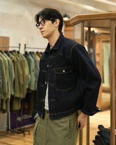 레노앤코(Leno&co) H2302-JJ003 Indigo Brenda Big Trucker Jacket Styles. 유니섹스로 발매된 레노앤코의 Indigo Brenda Big Trucker Jacket 여성분들에게는 오버사이즈로 남성분들에게는 적당한 레귤러 핏으로 즐기실 수 있는 제품으로 이 제품의 큰 매력은 남, 여 모두 즐길 수 있는 점과 자켓의 T-Back Detail이며, 일본의 레플리카 데님에서 특히 WWII 대전 모델에서 레어하게 볼 수 있는 디테일이며, 레노앤코의 Indigo Brenda Big Trucker Jacket에서도 만나보실 수 있습니다. Jacket Leno&co H2302-JJ003 Indigo Brenda Big Trucker Jacket (3) Top Champion Japan C3-Z313 O.Grey Reverse Weave S/S T-Shirt (XL) Pants Nigel Cabourn Army Cargo Pants Gree... Cargo Pants Green, Army Cargo Pants, Nigel Cabourn, Autumn Outfits, Trucker Jacket, Fit Inspo, Fitness Inspo, Mix Match, Fashion Ideas