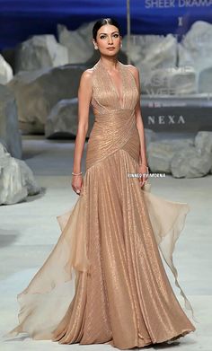 Tarun Tahiliani Gown, Engagement Dress For Women Indian, Lakme Fashion Week 2023 Indian, Gown Designs Western, Lakme Fashion Week 2023, Engagment Dress, Shimmery Dresses, Tarun Tahiliani Lehenga, Gown Western