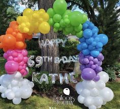 balloons are arranged in the shape of a rainbow arch with happy 6th birthday written on it