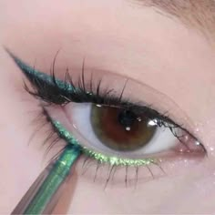 Pisoshare Shiny Diamond Eyeliner Pencil Green Gold Purple Glitter Eye – pisoshare Diamond Eyeliner, Glitter Eyeliner Makeup, Eyeliner Glitter, Make Up Designs, Glitter Eye Shadow, Party Make-up, Glitter Eye, Glitter Eyeliner