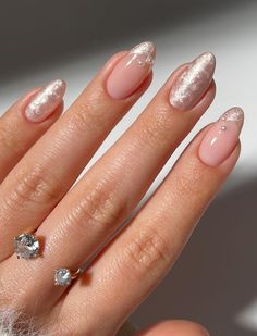 When it comes to timeless beauty, few things are as effortlessly chic as a polished manicure. This season pearl nails are taking the nail world by storm. As an upgrade to the ever popular glazed donut nail trend, pearl nails are everything effortless and ethereal we love about a low maintenance mani. With a look that's both classic and modern, this manicure is quickly becoming a must-have for anyone looking for elegance with a bit of shimmer. Beachy Nail Designs, Pearl Nail Polish, Pearl Nail, Beachy Nails, Halloween Nails Easy, January Nails, Glazed Donut, Festive Nail Art