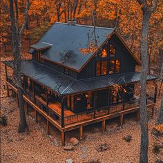 Log House With Wrap Around Porch, Cabin Exterior Design Ideas, Log Houses Exterior, Small House Aesthetic, Rustic Barndominium Ideas, Cabin Weekend, Beautiful Cabins