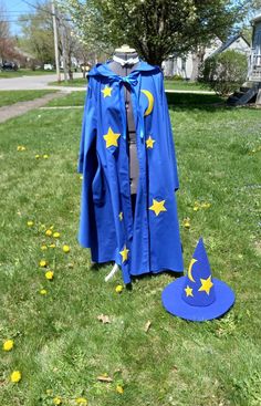 a wizard's cape and hat on display in the grass