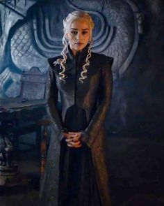 game of thrones daeneria starke in her black outfit with white hair