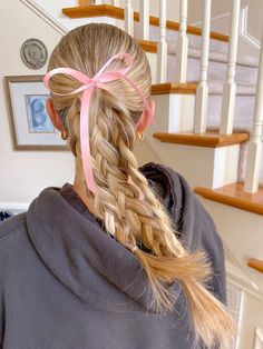 Cute ribbon hairstyle ideas | Trendy hairstyle ideas Simple Braids, Soccer Hair, Track Hairstyles, Preppy Hairstyles, Sport Hair, Bow Hairstyle, School Hair, Game Day Hair, Ribbon Hairstyle