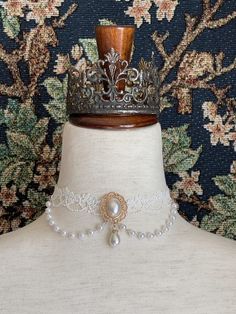 A Rococo or Regency era historically inspired pearl and floral lace choker necklace is pictured on a mannequin in front of a historic tapestry. 1800s Outfits, Rococo Outfit, Rococo Accessories, Rococo Jewelry, 1800s Jewelry, 1800s Clothing, Regency Jewelry, Lace Choker Necklace, Pearl Lace