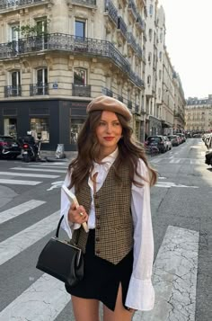 6 French Hair Secrets For Effortlessly Chic Hair - Beauticate Loafer With Heel Outfit, Dress Like A European Woman Casual, Winter In Paris Fashion, Rich French Woman Aesthetic, Paris Outfits In November, Germany Style Outfits, Paris Outfits May, Outfits To Paris, Paris Outfits Ideas