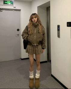 Minimalistic Outfits For Women, Runway Outfits Casual, Bear Aesthetic Outfit, Tights Skirt Outfit, December Outfits Winter, Japan Outfits, Winter Outfits Aesthetic, Quoi Porter, Japan Outfit