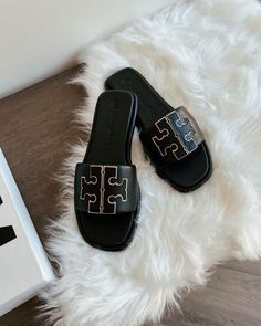 Tory Burch Sandals Outfit, Tory Burch Slides, Dior Store, Heel Sandals Outfit, Pretty Sandals, Cute Shoes Heels