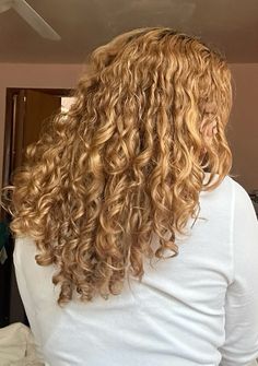 Honey blond , honey blond curly hair , curly hair cuts , curly hair , summer curly hair , cuely hair dye , curly blond hair , blond haie , curly hair oil Honey Blonde Balayage Curly Hair, Curly Hair Oil, Honey Curls, Honey Blonde Curly Hair, Summer Curly Hair, Blond Curly Hair, Oil For Curly Hair, Honey Blond, Inspo Hair