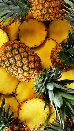 many pineapples are piled up on top of each other in the same pattern