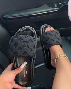 00s Mode, Pretty Sneakers, Pretty Sandals, Trendy Shoes Sneakers, Dr Shoes, Pretty Shoes Sneakers, Shoes Outfit Fashion, Cute Nike Shoes, Fresh Shoes