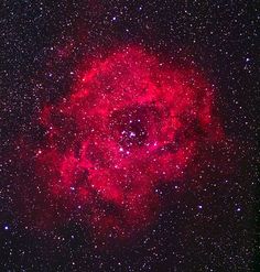 an image of some very pretty stars in the night sky with red and blue colors