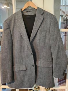 Genuine Jess & Feiss Gold Label lightweight Light Gray/Black Herringbone Jacket  100% Lambswool  Size 44R  2-Button Fully Lined Item #276 This is a GREAT Lightweight Year - Round Tweed Jacket Beautifully Lined 100% Lightweight Lambswool *You Don't Find Many Tweed JAckets This Lightweight For Year Round Use - It Won't Last Long!  Smoke & Odor Free Environment. Professionally Dry Cleaned. An EXCELLENT Men's Fine Wool Jacket made of the Best Materials in the world! A great tweed jacket in EXCELLENT Single Button Long Sleeve Tweed Jacket For Business, Long Sleeve Sport Coat With Welt Pockets For Business, Classic Long-sleeved Blazer With Welt Pockets, Classic Blazer With Welt Pockets And Long Sleeves, Business Tweed Jacket With Double Button Closure, Classic Long Sleeve Blazer With Welt Pockets, Wool Long Sleeve Business Sport Coat, Wool Long Sleeve Sport Coat For Business, Gray Outerwear With Single Button And Suit Collar