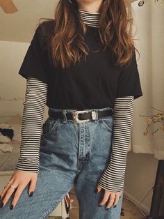 Cute Work Outfits Aesthetic, Edgy Beauty Aesthetic Outfits, Sweater Cami Outfit, Women Hipster Outfits, 90s Boho Grunge, Double T Shirt Outfit, Retro Comfy Outfits, Edgy 90s Aesthetic, Fall Jeans Work Outfit