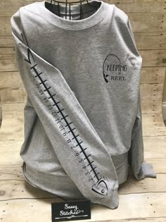 Family Fishing Shirts, Cricut Shirt Ideas For Men, Fishing T Shirts Design, Fishing Crafts For Adults, Cricut Shirts For Men, Mens Cricut Shirt Ideas, Fishing Shirts Vinyl, Fishing Birthday Party For Men, Cute Fishing Outfits