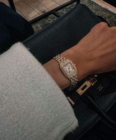 Coordinates Jewelry, Dior And I, Cartier Panthere, Gold Pendant Jewelry, Cartier Jewelry, Cartier Watch, Classy Jewelry, Jewelry Lookbook, Stacked Jewelry