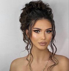 Formal Hairstyles For Long Hair, Quince Hairstyles With Crown, Hairstyles Indian, Hairstyles Messy, Messy Buns, Quince Hairstyles, Long Hair Wedding Styles, Messy Bun Hairstyles, Trendy Wedding Hairstyles