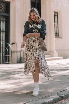 Midi Skirt With Sweatshirt, White Sneakers With Skirt, Crew Neck And Skirt Outfit, Long Skirt And Trainers Outfit, Trendy Midi Skirt Outfits, Sweatshirt And Midi Skirt Outfit, Sneakers Midi Skirt Outfit, Sweatshirt And Maxi Skirt Outfit, Maxi Skirt Sweatshirt Outfit