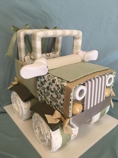 a birthday cake made to look like a jeep with decorations on the front and sides