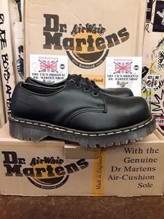 Dr Martens Steel Toe Dr Martens Industrial Shoes Made In England. Featuring a 3 eyelet profile, classic yellow stitching, soft waxy leather and hard wearing Commando sole unit. These shoes are a great example of durable Made In England Dr Martens from the Golden Era.  Size 6 UK £245 Leather Oxfords For Streetwear With Leather Footbed, Leather Oxfords For Streetwear, Leather Footbed Lace-up Oxfords For Streetwear, Leather Lace-up Shoes For Streetwear, Lace-up Leather Shoes For Streetwear, Classic Leather Shoes With Studded Rubber Outsoles, Doc Martens Outfits, Profile Classic, Dr Martens White