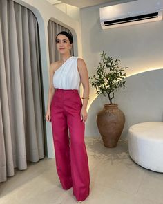 Aquele look pra arrasar!!! Calça 100% linho R$359,90 Body R$199,90 Covet Fashion, Couture Dresses, Look Fashion, Jeans Pants, Business Casual, Classic Style