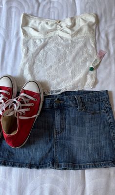 Outfits Inspo For School, Acedamia Aesthetic Outfits, Red Nails Outfit, Aesthetic Red Nails, Fall Comfy Outfits, Downtown Girl Outfits, Acedamia Aesthetic, School Outfits Aesthetic, Cute Outfits Fall