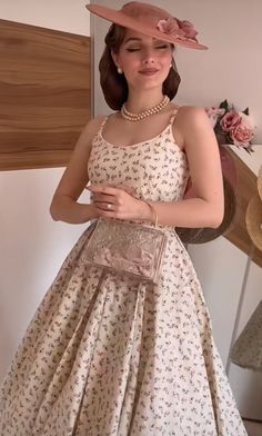 Vintage Floral Dress 1950s, Vintage Style 50s, Feminine Look Classy, 50 Aesthetic Fashion, Vintage Outfits Classy 1950s Retro, 1950 Dresses Vintage Classy, 50s Classy Fashion, 50s Inspired Outfits Vintage, 50s Outfits For Women Vintage