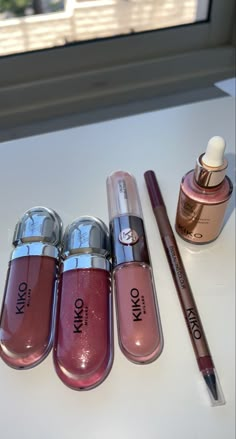 Fake Lifestyle, Kiko Lipgloss, Gloss Kiko, Gloss Aesthetic, Instagram Makeup Artist, Coquette Birthday, Aesthetic Instagram Accounts, Bridal Floral Crown, Makeup Drawer Organization