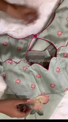 Basic Blouse Designs, Brocade Blouse Designs, Patch Work Blouse Designs, Boat Neck Blouse Design, Blouse Ideas, Latest Blouse Designs Pattern, New Saree Blouse Designs