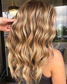 Glowing Honey Blonde Balayage Hair Honey Low Lights For Blonde Hair, Golden Balayage Blonde, Warm Autumn Hair Color Blonde, Blonde Honey Highlights, Balayage Hair Honey Blonde, Streaky Blonde Highlights, Warm Blonde Hair Balayage, Caramel Honey Blonde Balayage, Streaky Hair