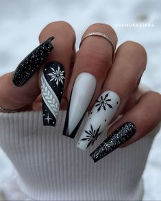 Black And White Winter Nails, Black And White Christmas Nails, New Years Nail Designs, December Nails, Sweater Nails, Snowflake Nails, Winter Nail Designs, Festival Nails