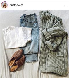 Tuesday Aesthetic, 90s Mom, Capsule Wardrobe Women, Fall Shoe, Aesthetic 90s, Shoe Ideas, Casual Outfit Inspiration, Clothing Catalog, Outfit Inspiration Fall