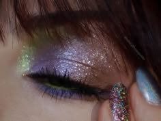 Worm Color Palette, Purple And Green Eyeshadow Looks, Purple And Green Makeup Looks, Purple Green Eyeshadow, Purple Green Makeup, Purple And Green Eyeshadow, Green And Purple Eyeshadow, Nails Purple And Green, Purple And Green Makeup