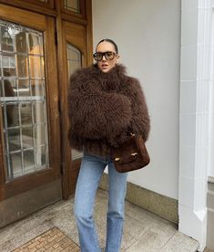 Chocolate Fur Coat Outfit, Chocolate Brown Jeans Outfit, Fur Jacket Outfit, Short Faux Fur Coat, Fur Coat Outfit, Coat Elegant, Cropped Jackets, Casual Outwear, Casual Party Dresses