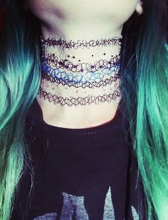 I love chokers 2012 Aesthetic, Hair Clips 90s, Tattoo Choker, Pastel Grunge, Green Hair, Pretty Jewellery, Diy Necklace, 90s Fashion, Jewelry Inspiration